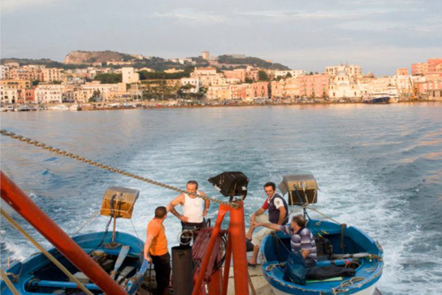 La pesca delle alici a Pozzuoli: “Un’antica danza sul mare”
