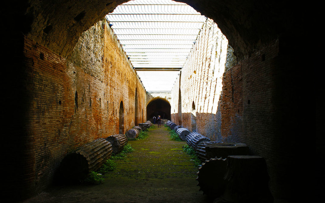 L’anfiteatro di Pozzuoli, edificato nel I sec. d.c. dagli stessi architetti e con uguali materiali del Colosseo, dopo anche quello di Capua è il terzo per grandezza in Italia.